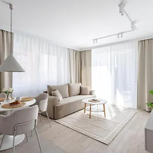 Nowoczesny Very Berry W Poznaniu Z Parkingiem I Biurkiem By Renters Apartament Poznań
